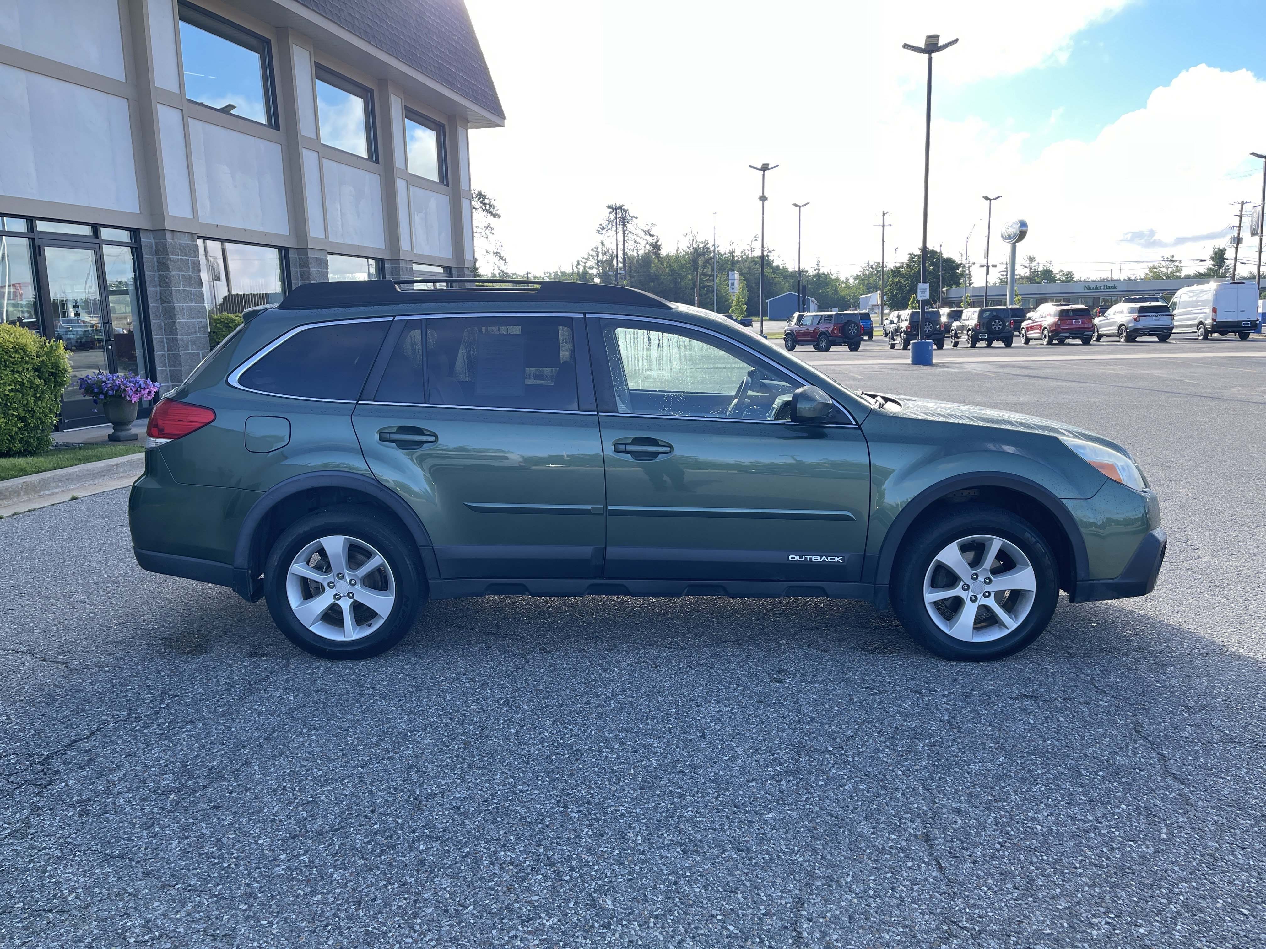 Used 2014 Subaru Outback 2.5i Premium w/ Accessory Value Package (OYW) AWD/4WD image 3