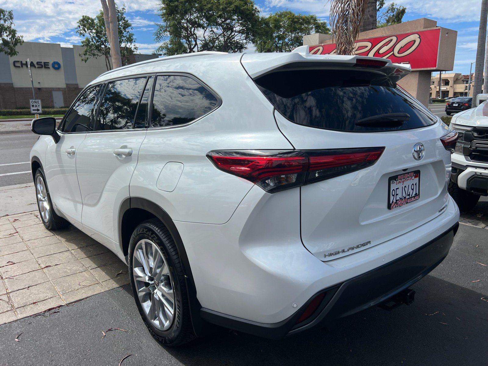 Used 2023 Toyota Highlander Limited FWD image 10