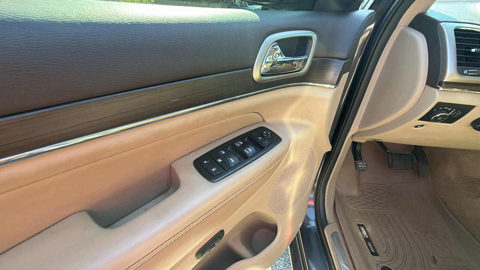 Used 2017 Jeep Grand Cherokee Overland w/ Jeep Active Safety Group AWD/4WD image 15