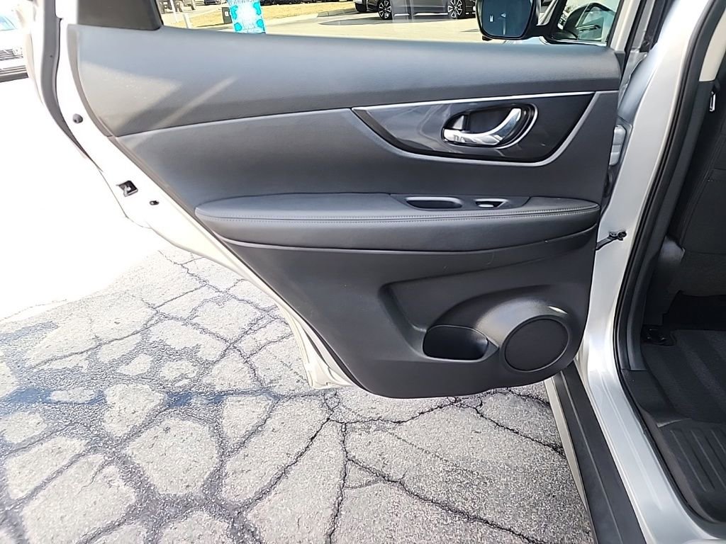 Used 2018 Nissan Rogue SV w/ Premium Package image 24