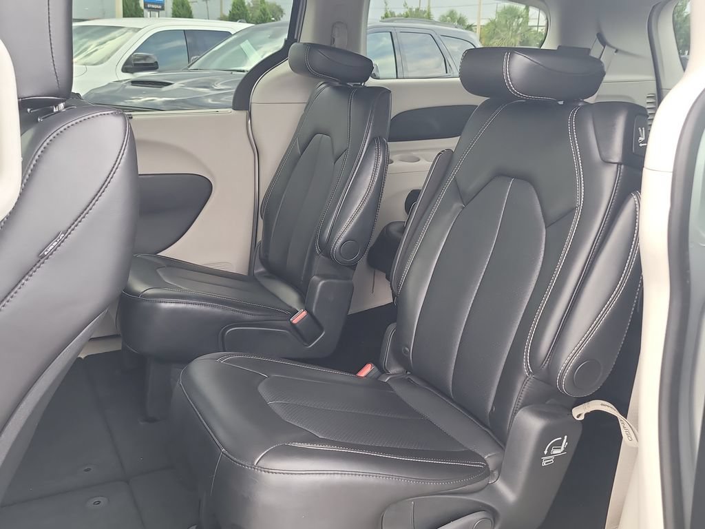 Used 2024 Chrysler Pacifica Touring-L FWD image 12