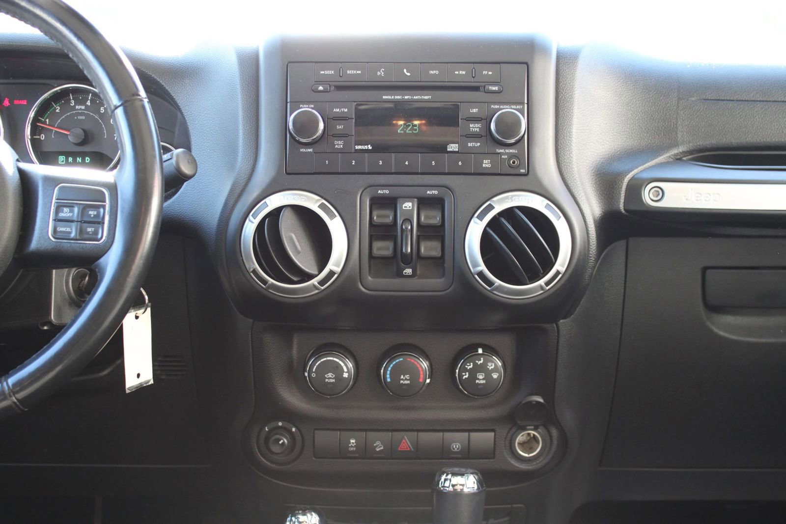 Used 2018 Jeep Wrangler Unlimited Sahara w/ Connectivity Group image 28