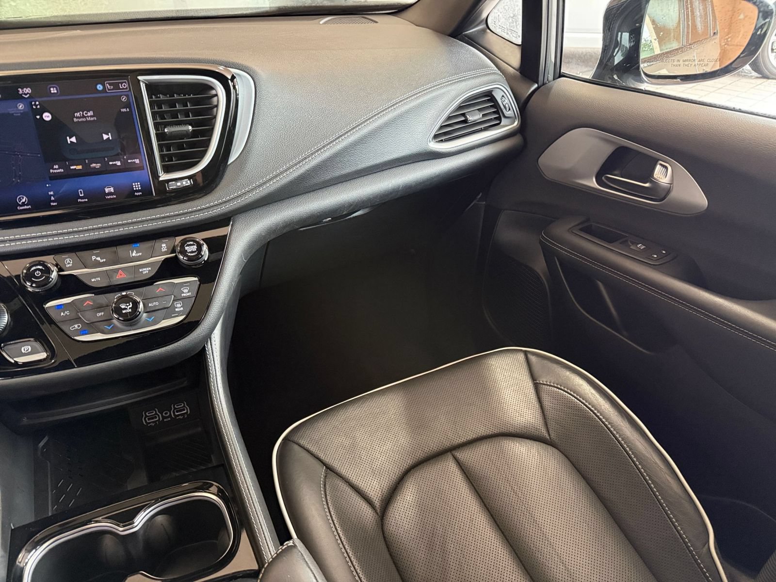 Used 2025 Chrysler Pacifica Limited FWD image 49
