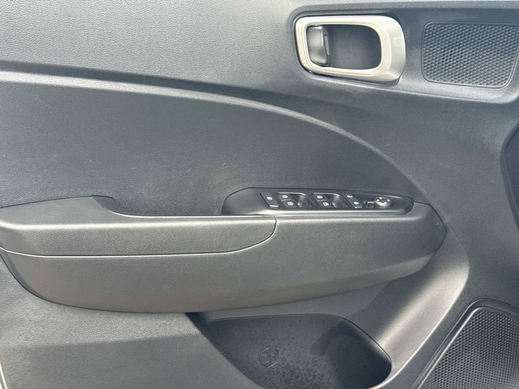 Used 2025 Hyundai Venue SEL FWD image 17