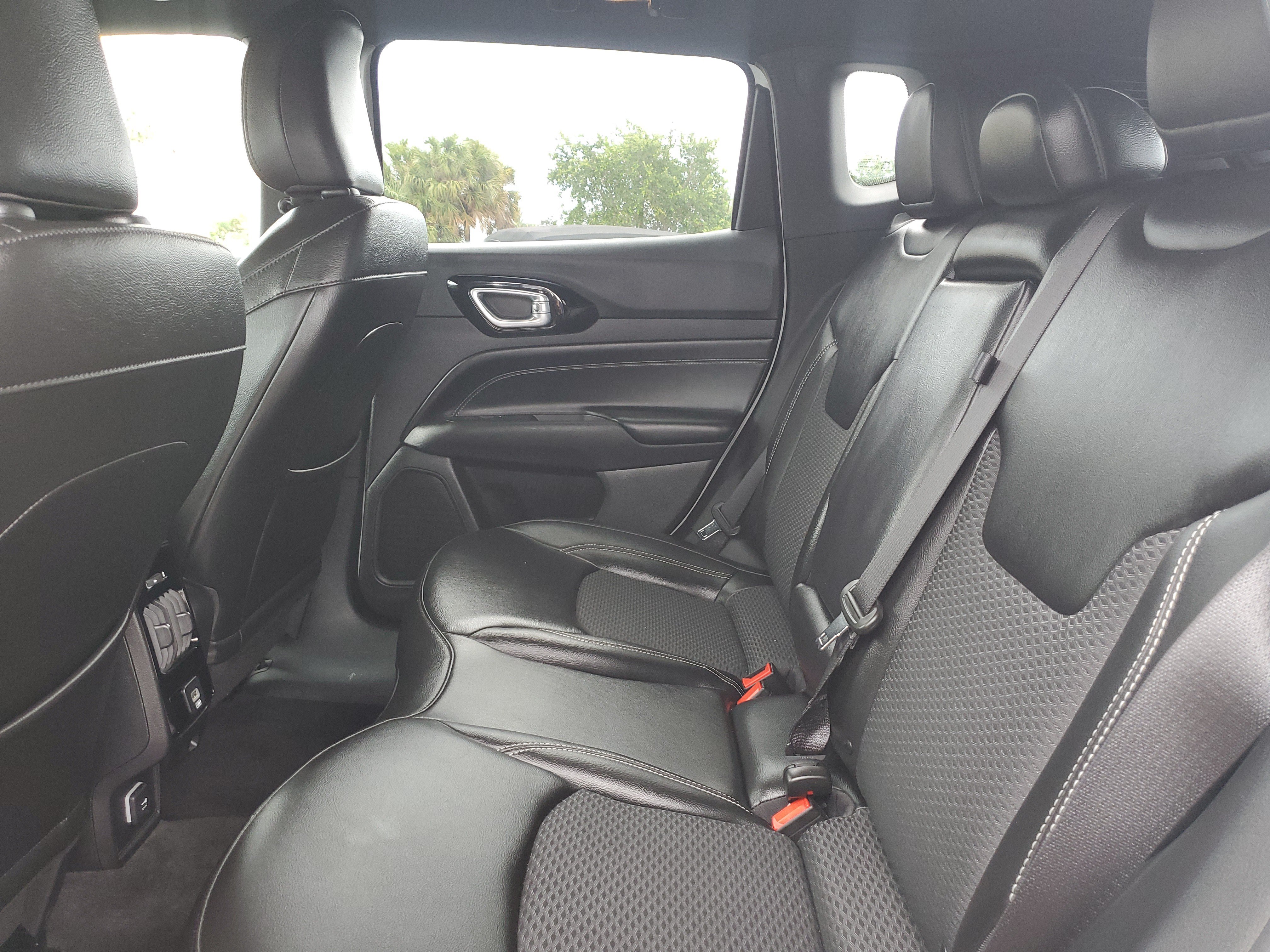 Used 2023 Jeep Compass Latitude AWD/4WD image 8