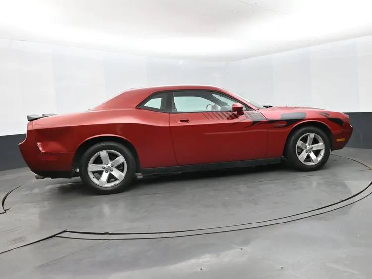 Used 2010 Dodge Challenger SE RWD image 4