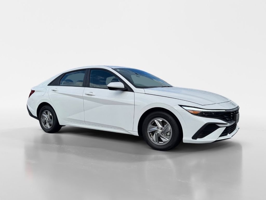 Used 2025 Hyundai Elantra SE image 3