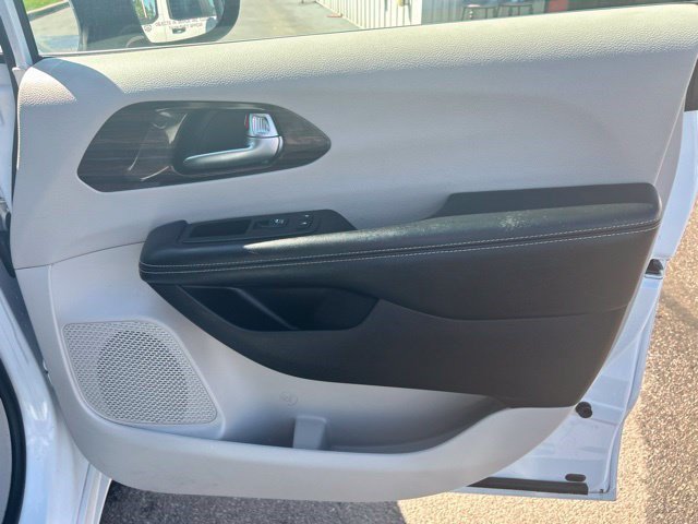 Used 2023 Chrysler Pacifica Limited FWD image 38