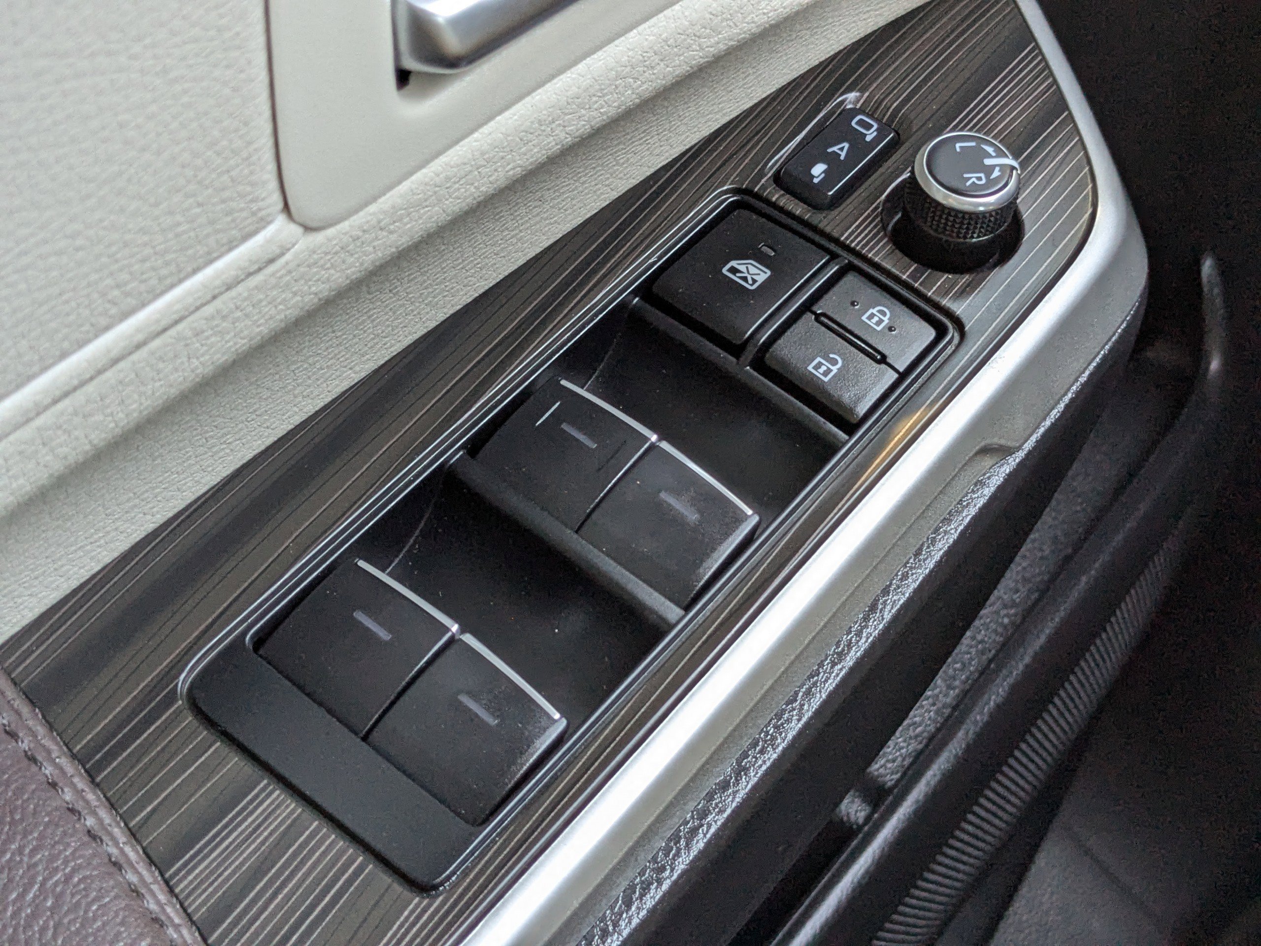 Used 2024 Toyota Sienna Platinum image 27