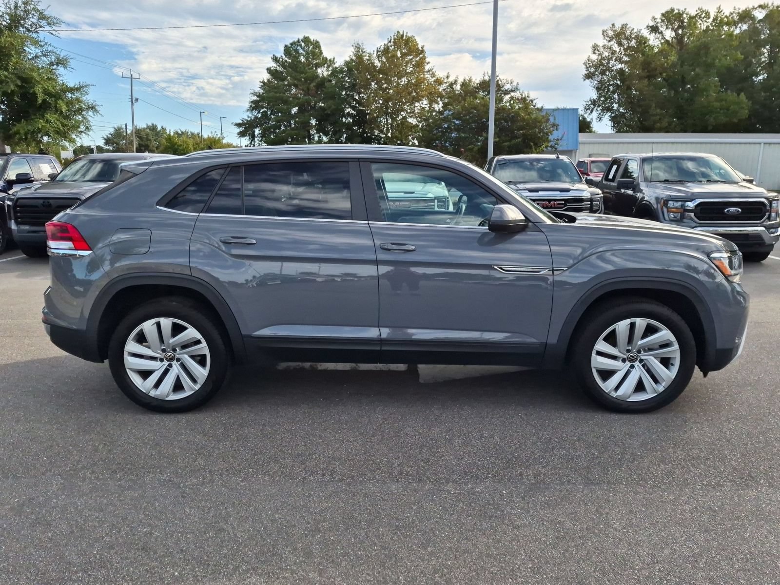 Used 2022 Volkswagen Atlas Cross Sport SE AWD/4WD image 2