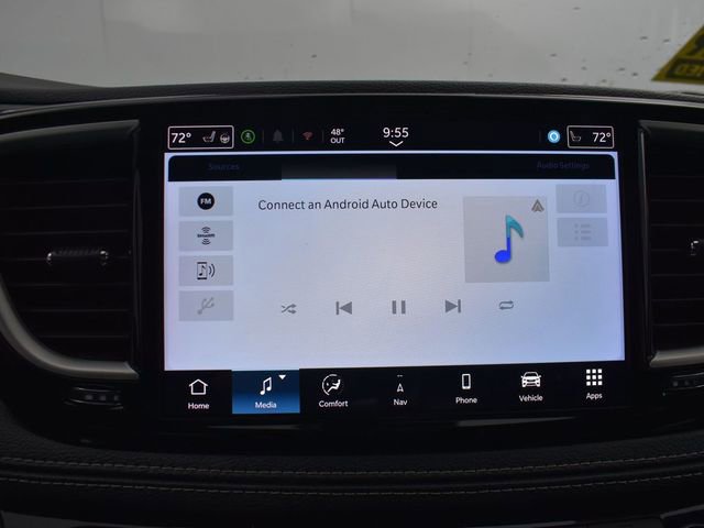 Used 2024 Chrysler Pacifica Select image 23