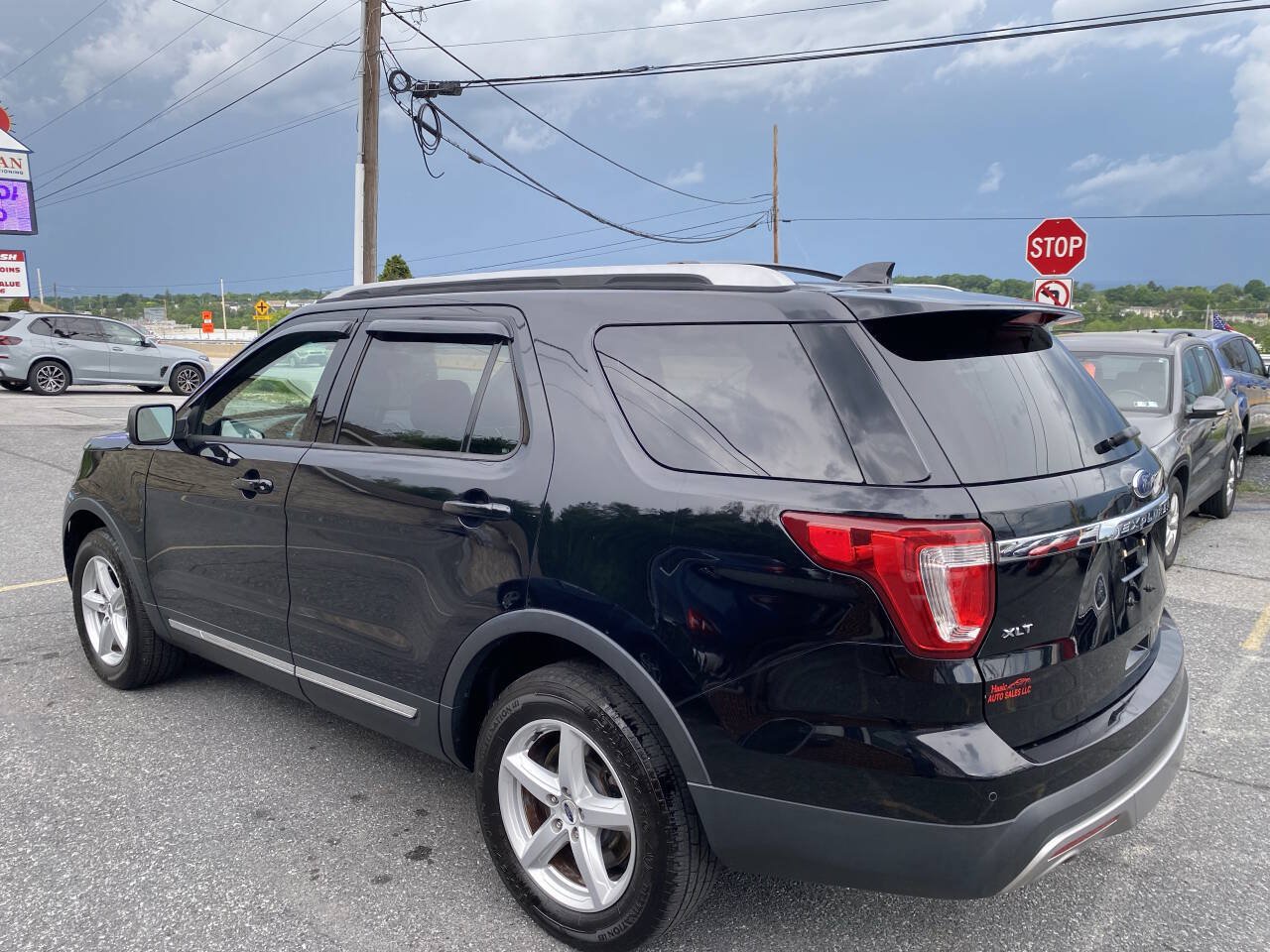 Used 2017 Ford Explorer XLT w/ Equipment Group 202A AWD/4WD image 7
