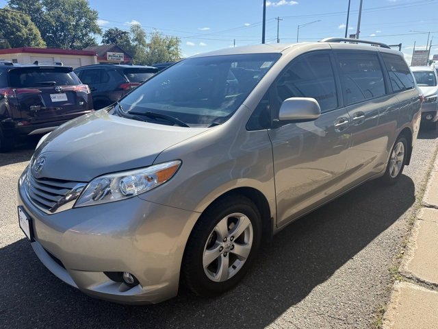 Used 2017 Toyota Sienna LE image 3