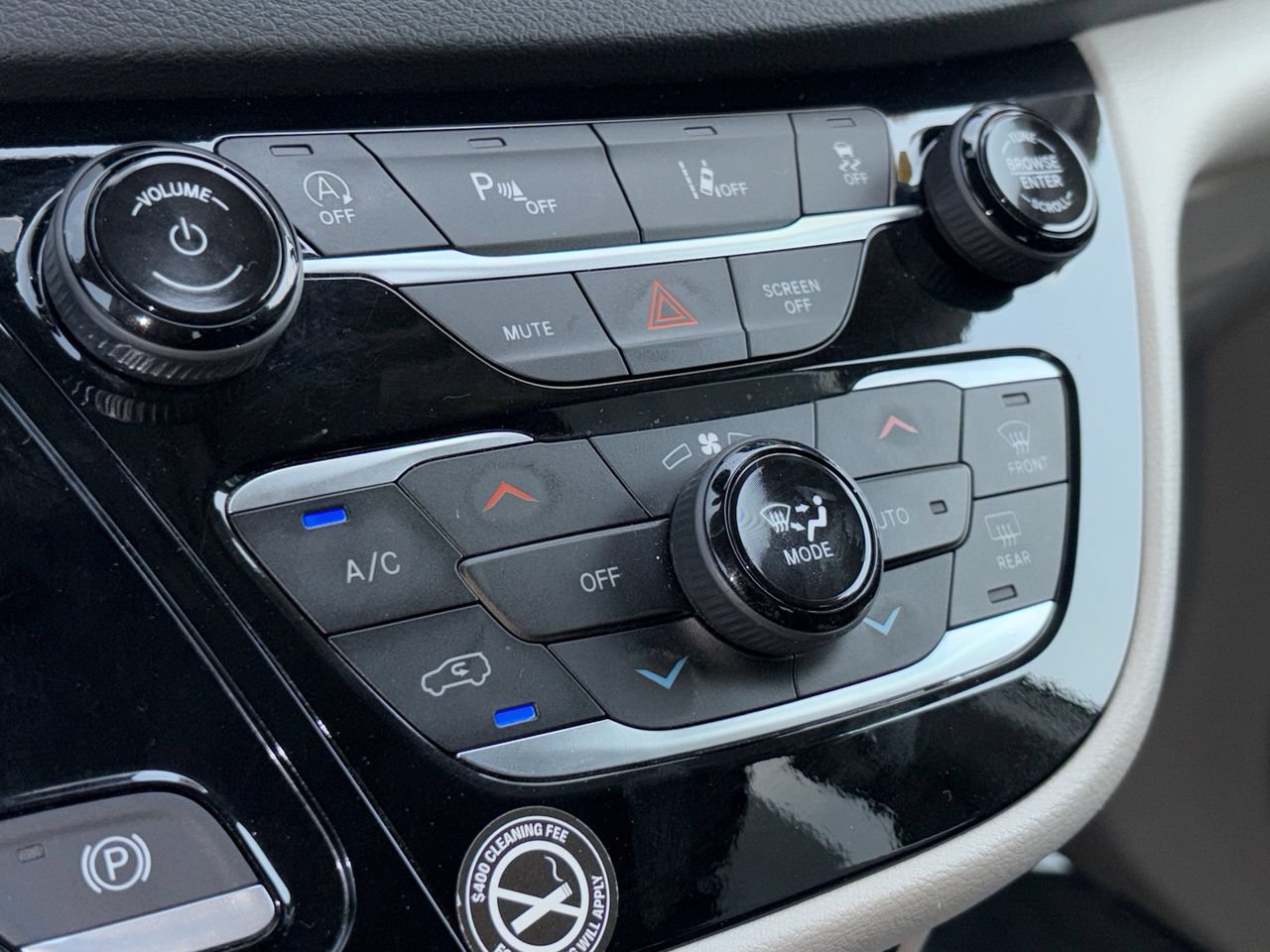 Used 2024 Chrysler Pacifica Touring-L FWD image 5