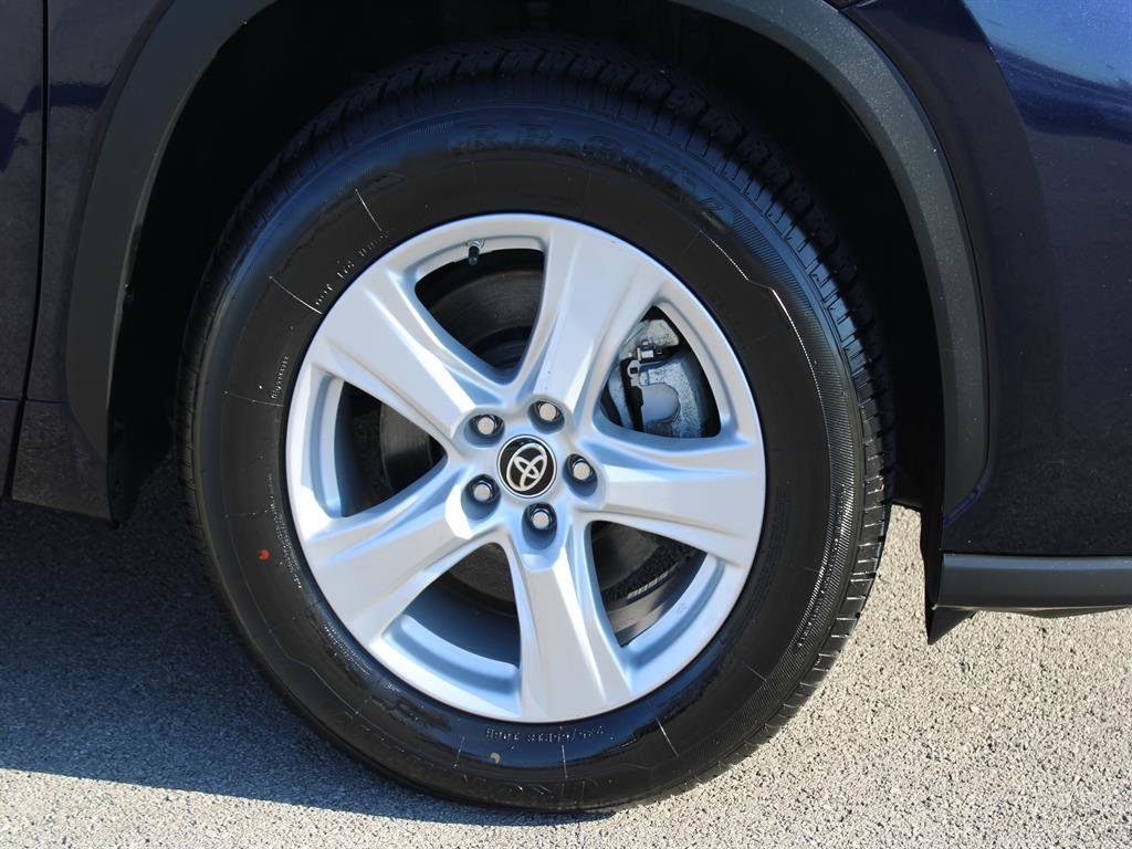 Used 2023 Toyota Highlander LE image 5