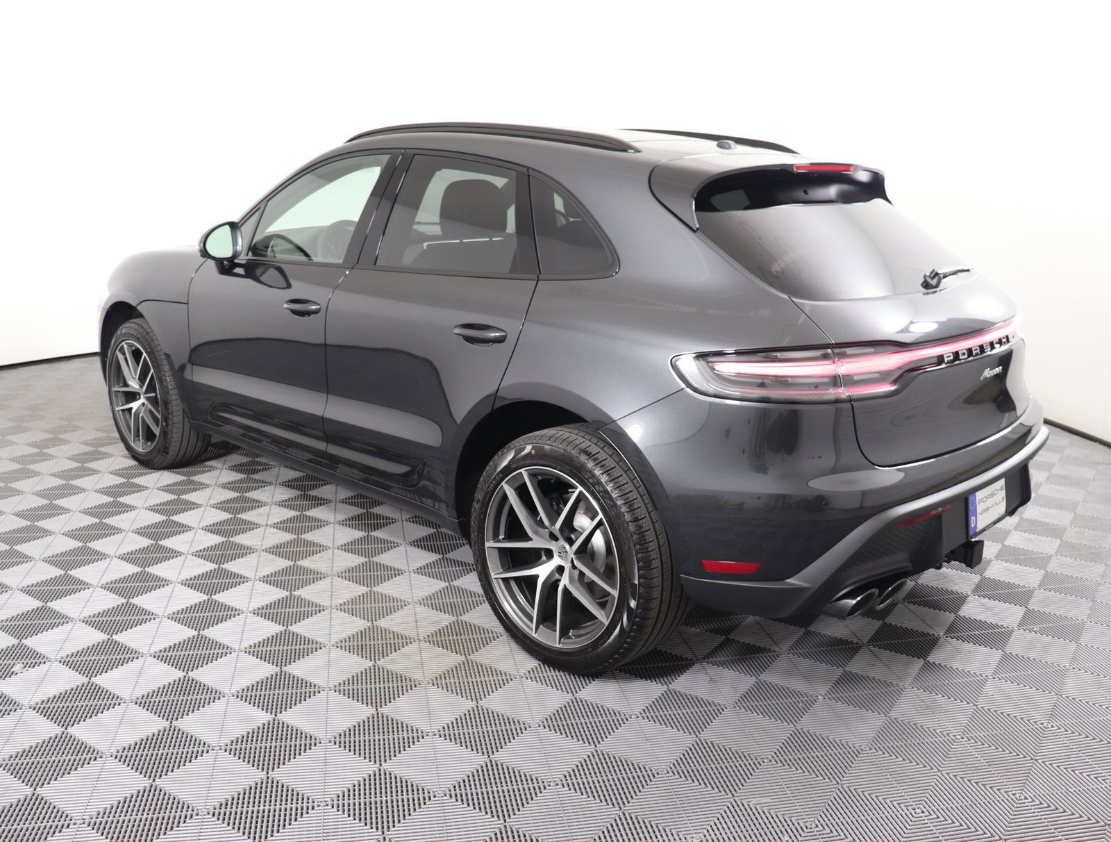 Certified 2025 Porsche Macan image 3