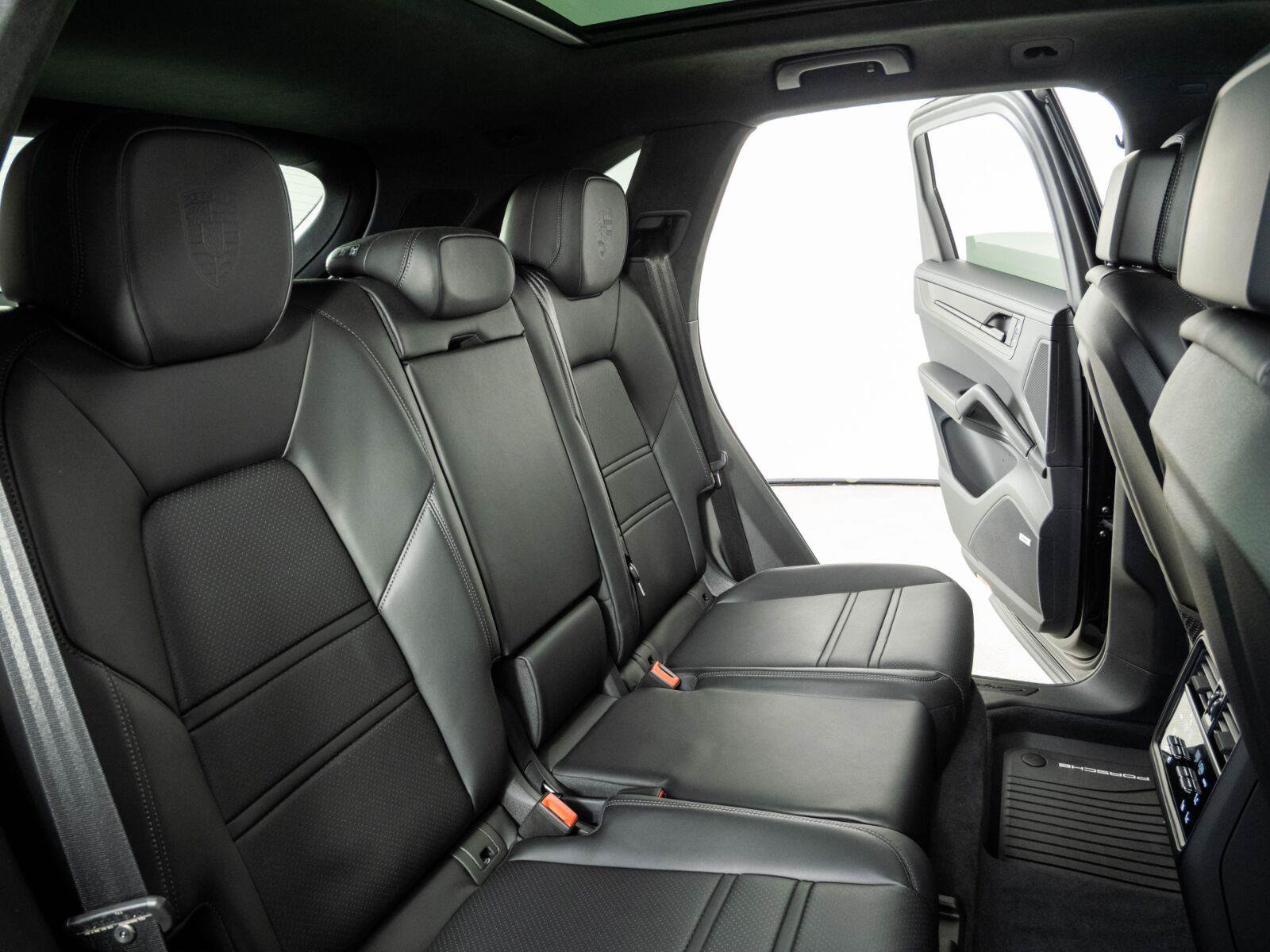Certified 2026 Porsche Cayenne GTS AWD/4WD image 23