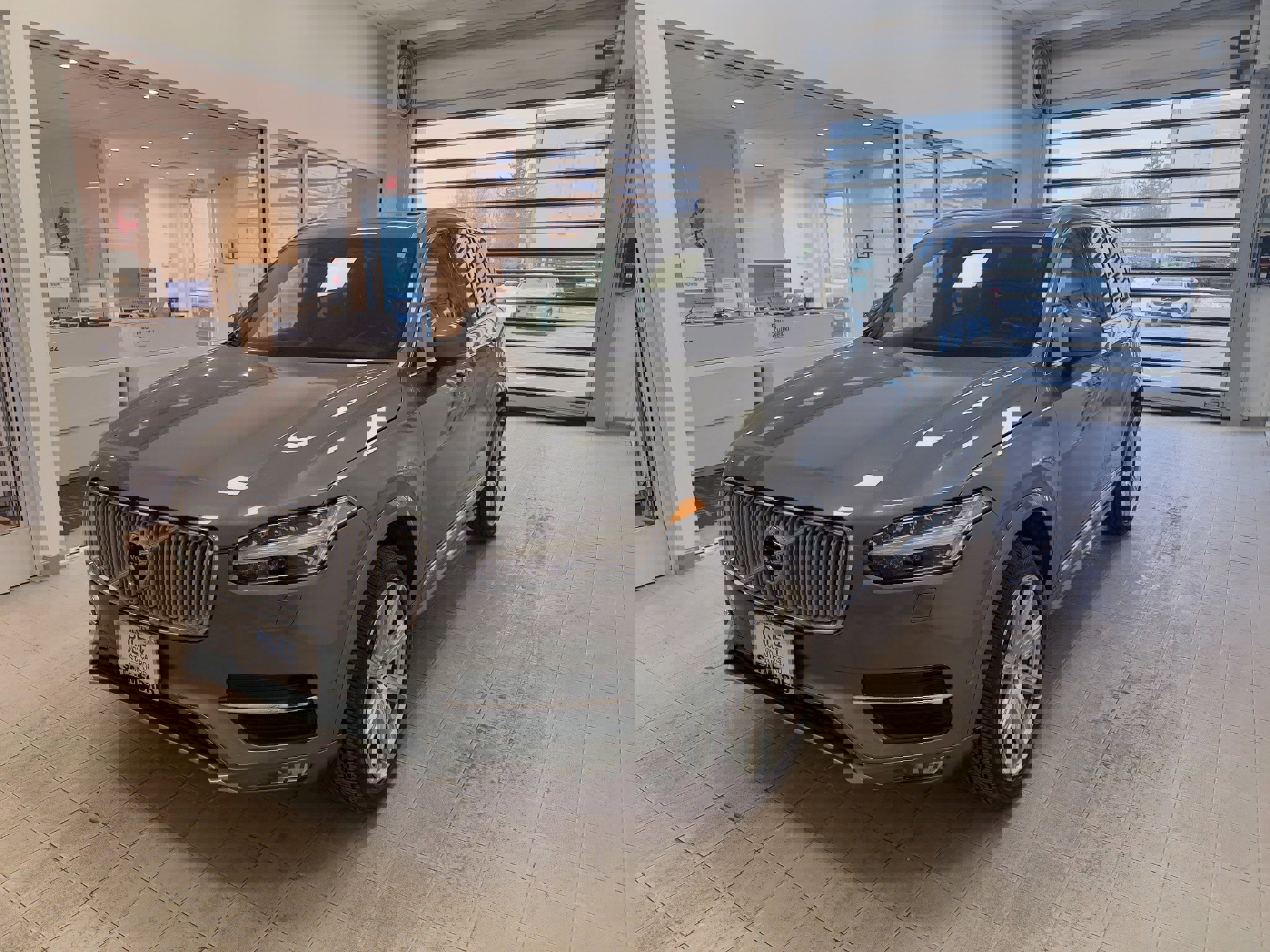 Used 2018 Volvo XC90 T6 Inscription w/ Convenience Package image 3