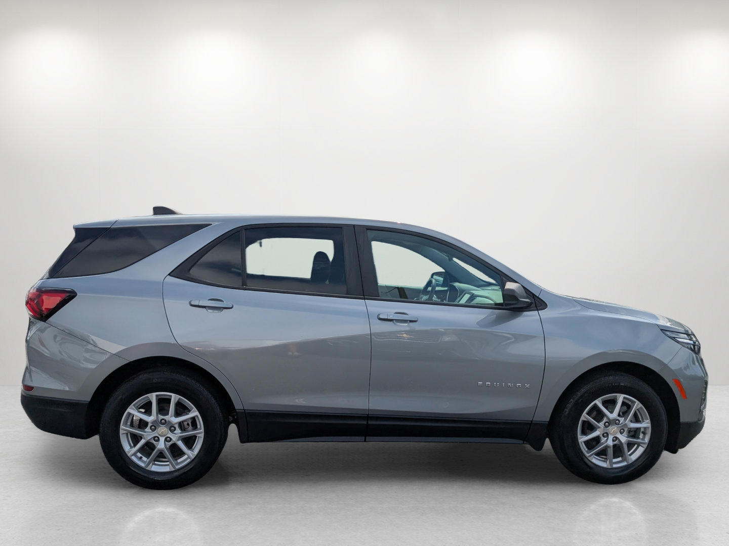Used 2023 Chevrolet Equinox LS w/ LPO, Cargo Package FWD image 4