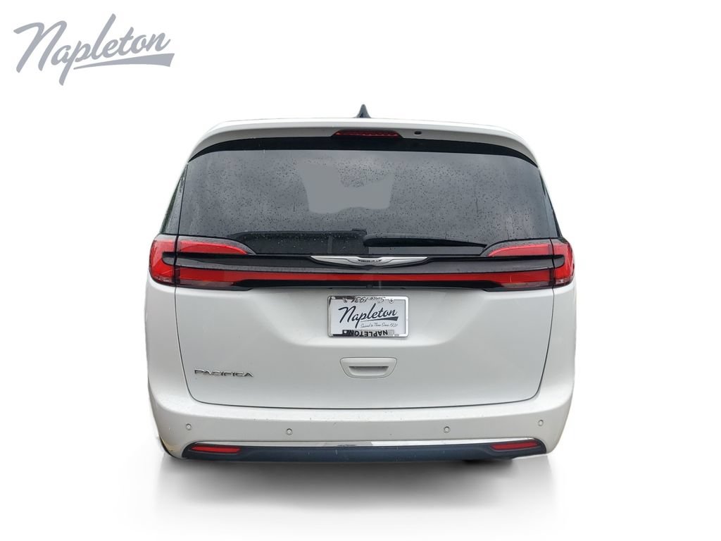 Used 2023 Chrysler Pacifica Touring-L FWD image 4