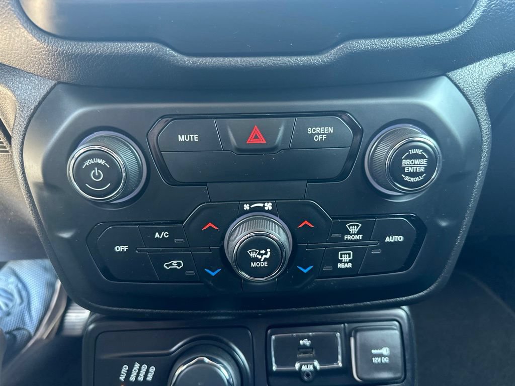 Used 2018 Jeep Renegade Latitude AWD/4WD image 21