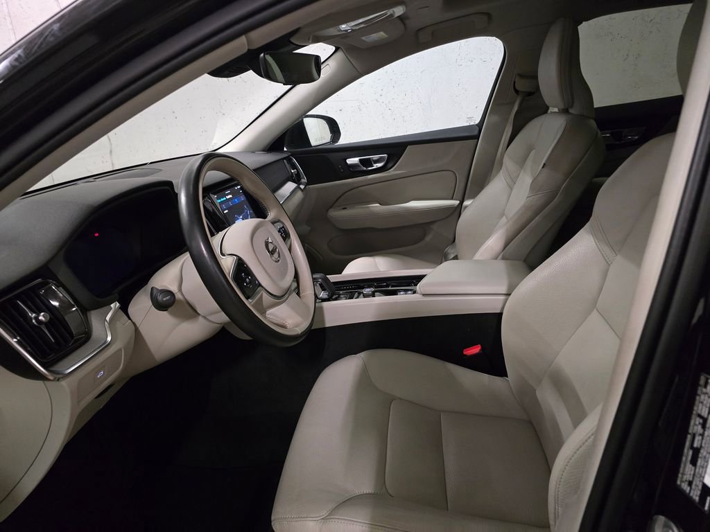Used 2025 Volvo V60 B5 Cross Country Plus image 9
