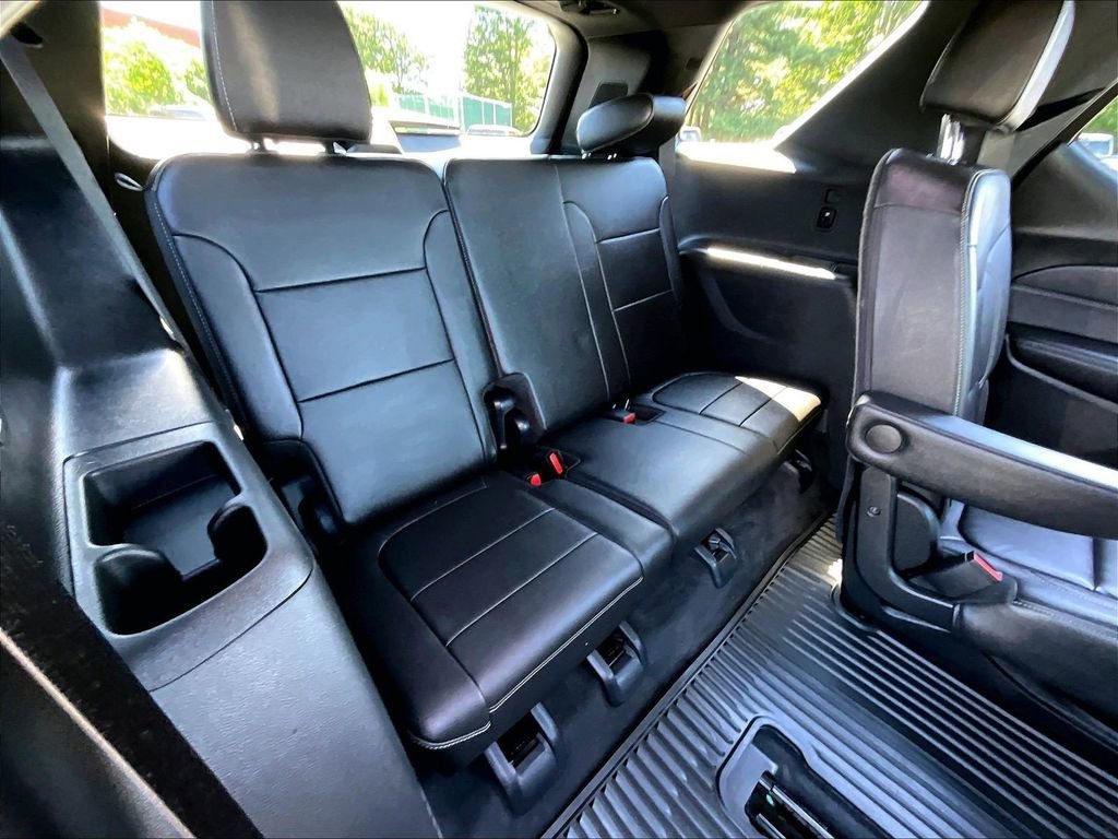 Used 2023 Chevrolet Traverse LT w/ LT Premium Package AWD/4WD image 16