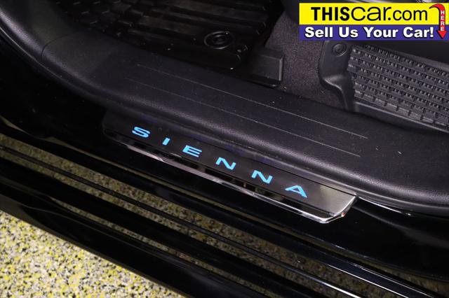 Used 2025 Toyota Sienna XLE image 33