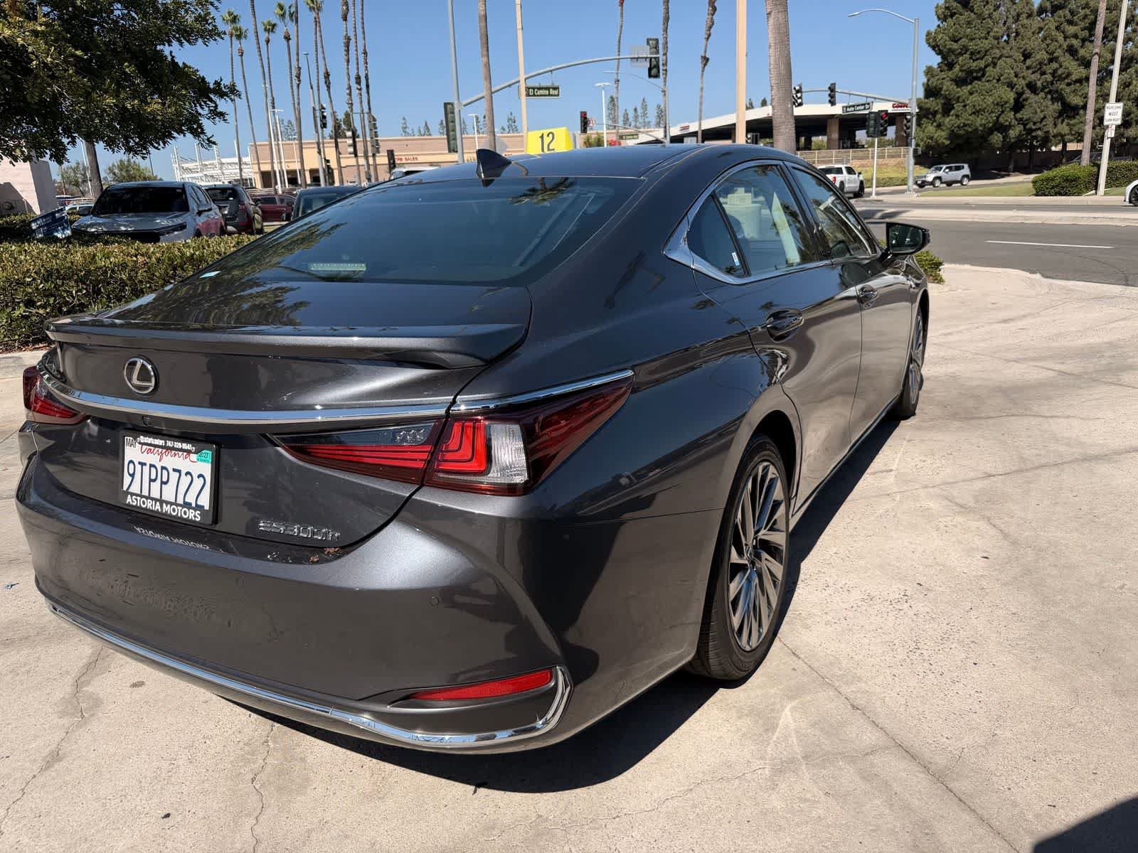 Used 2025 Lexus ES 300h w/ Accessory Package (Z1) FWD image 5