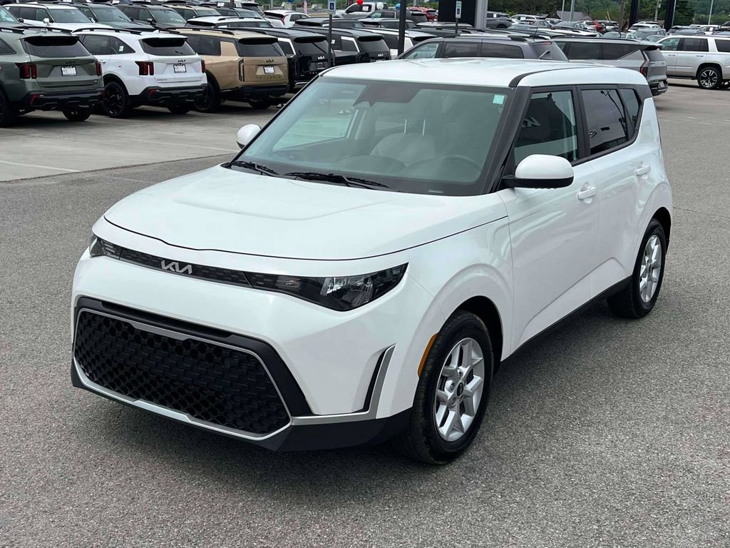 Used 2025 Kia Soul LX w/ LX Technology Package FWD image 29
