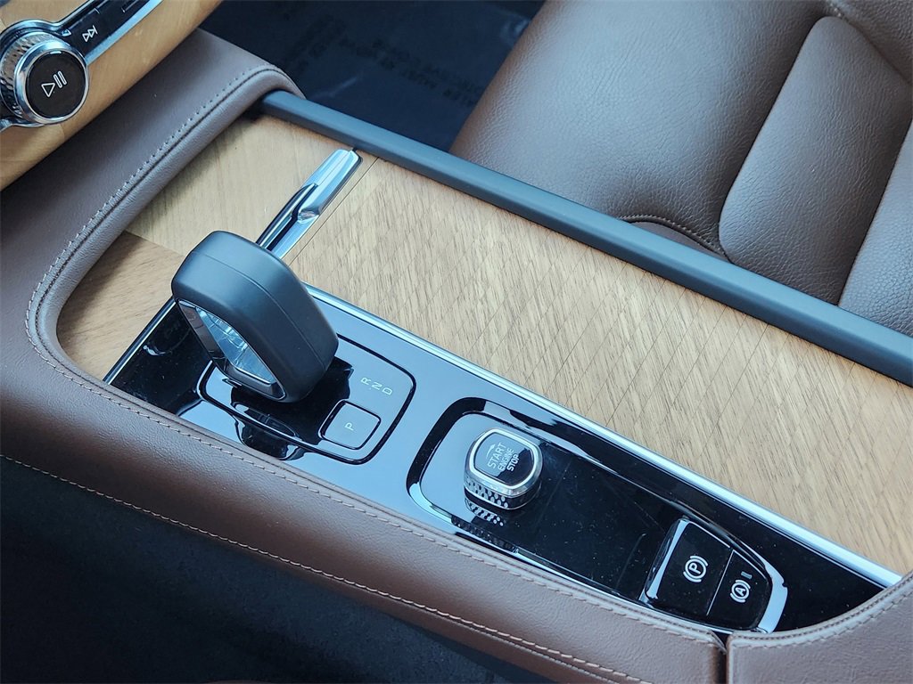 Used 2023 Volvo XC90 B5 Plus image 17