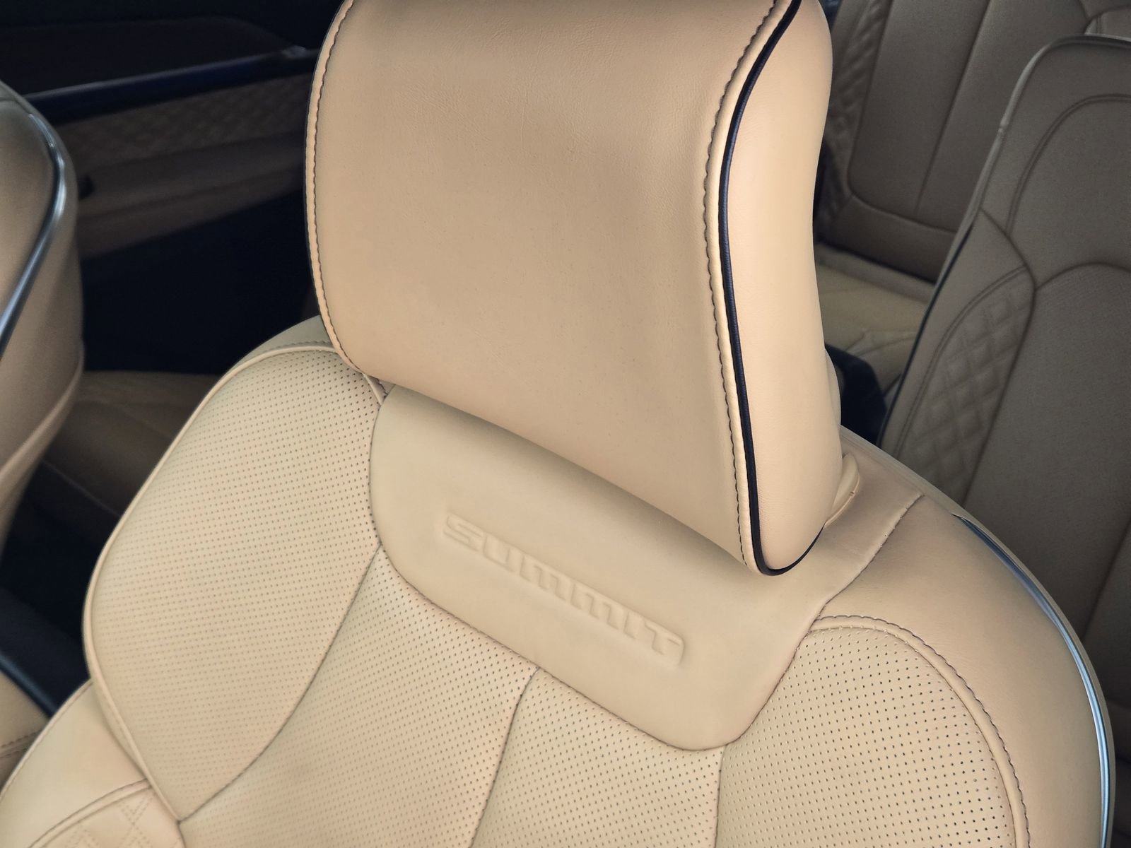 Used 2024 Jeep Grand Cherokee L Summit w/ High Altitude Package image 18