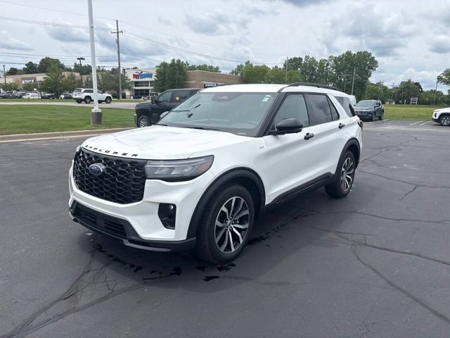 Used 2025 Ford Explorer ST-Line AWD/4WD image 2