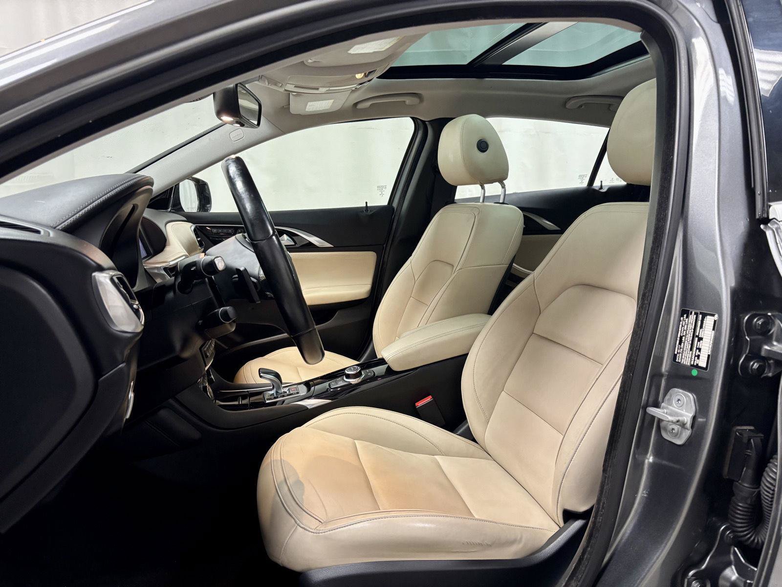 Used 2017 INFINITI QX30 Premium AWD/4WD image 16