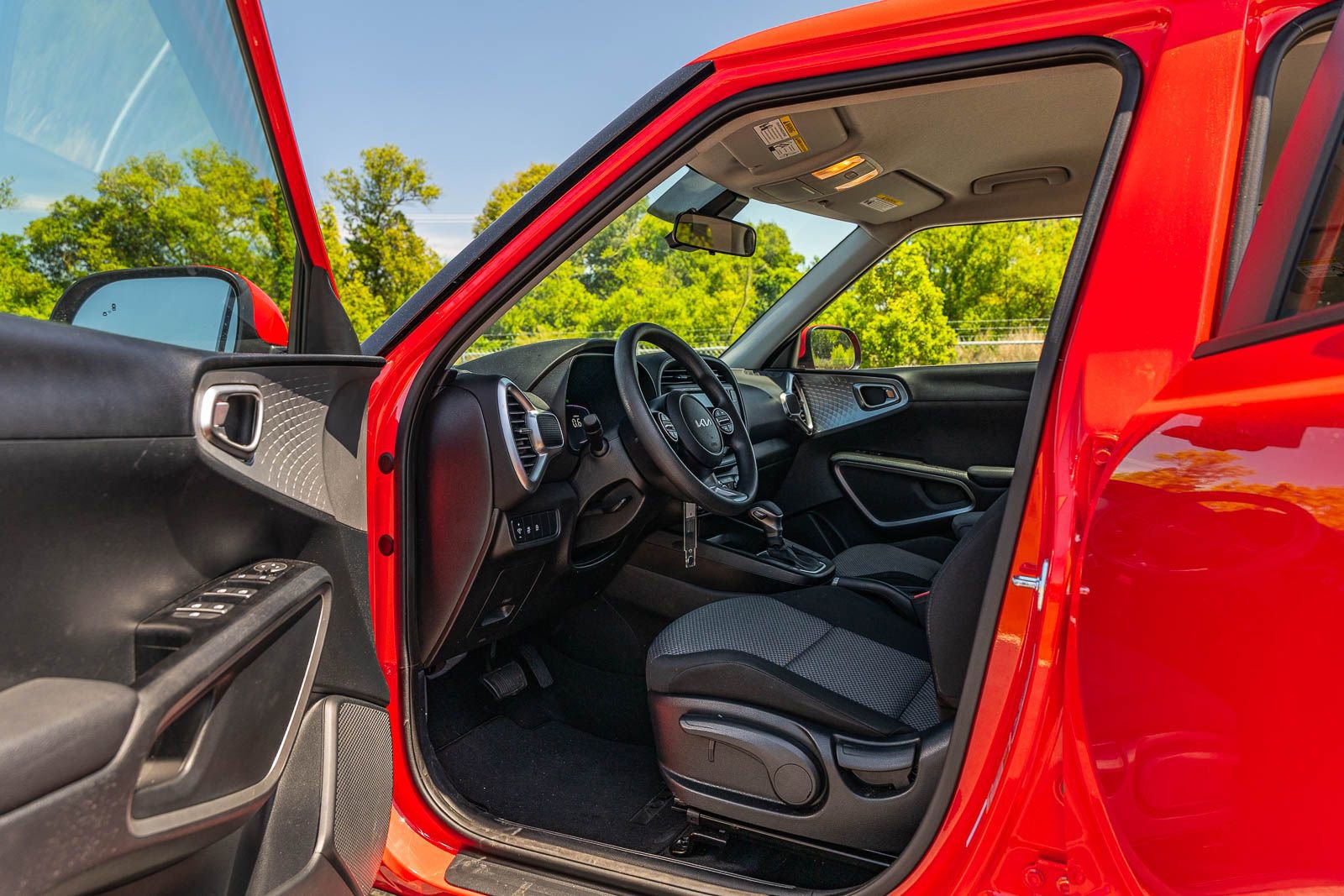 Used 2025 Kia Soul LX w/ LX Technology Package FWD image 17