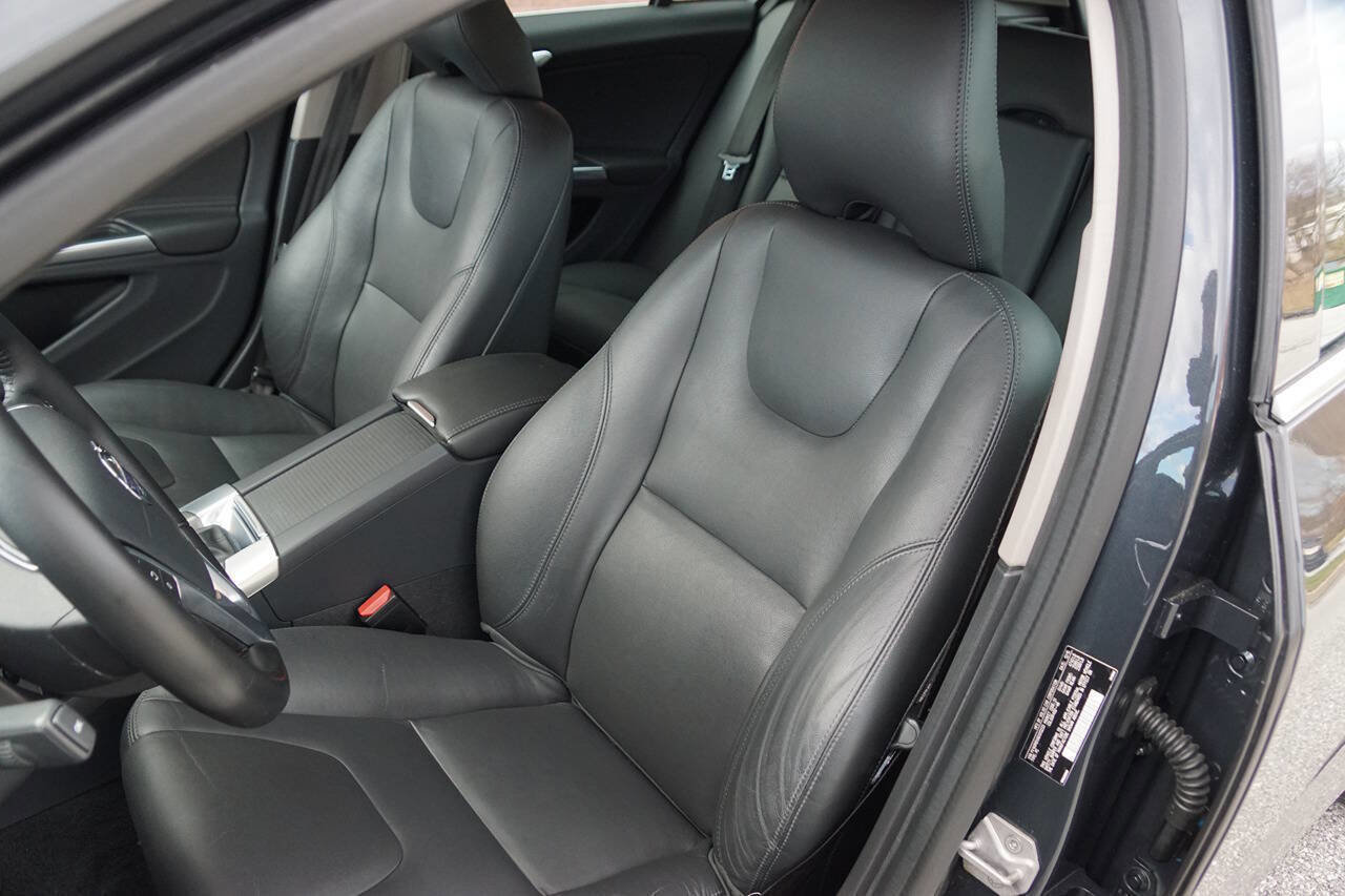 Used 2016 Volvo V60 T5 Premier w/ Convenience Package image 21