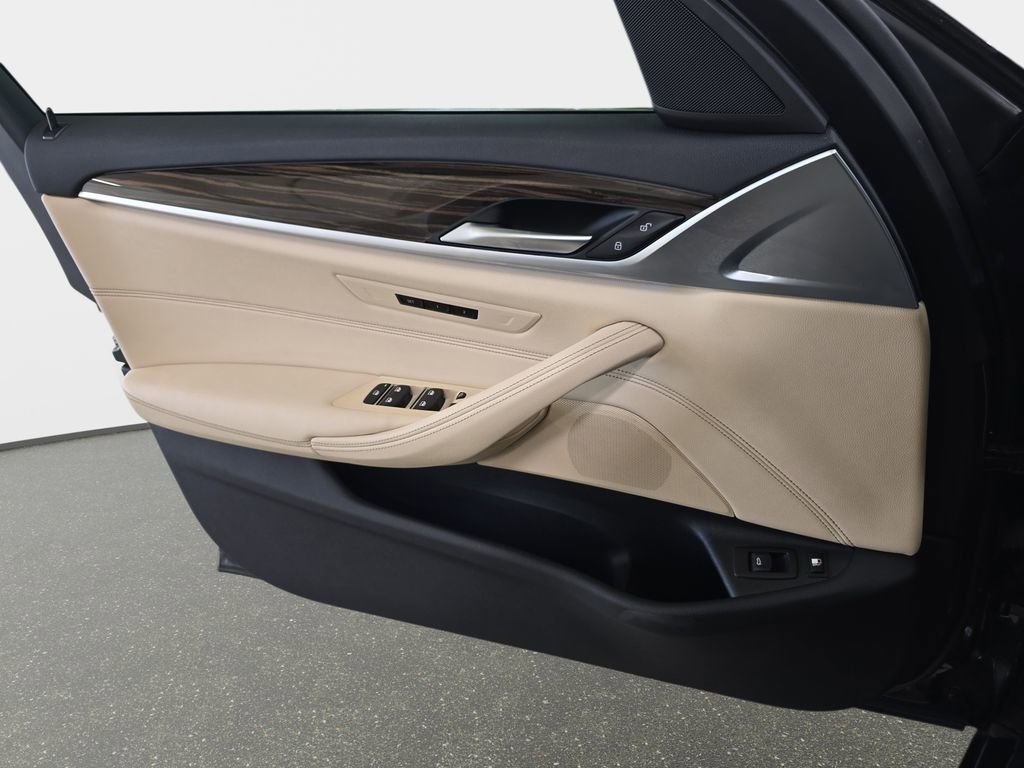 Certified 2022 BMW 530e w/ Convenience Package image 24