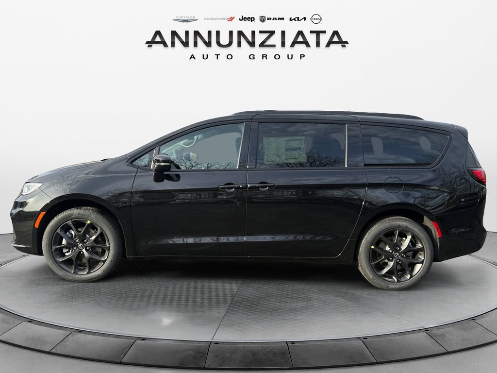 New 2026 Chrysler Pacifica Limited w/ S Appearance Package image 2