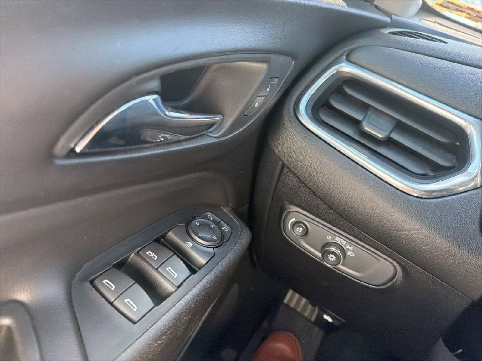 Used 2018 Chevrolet Equinox LT FWD image 29