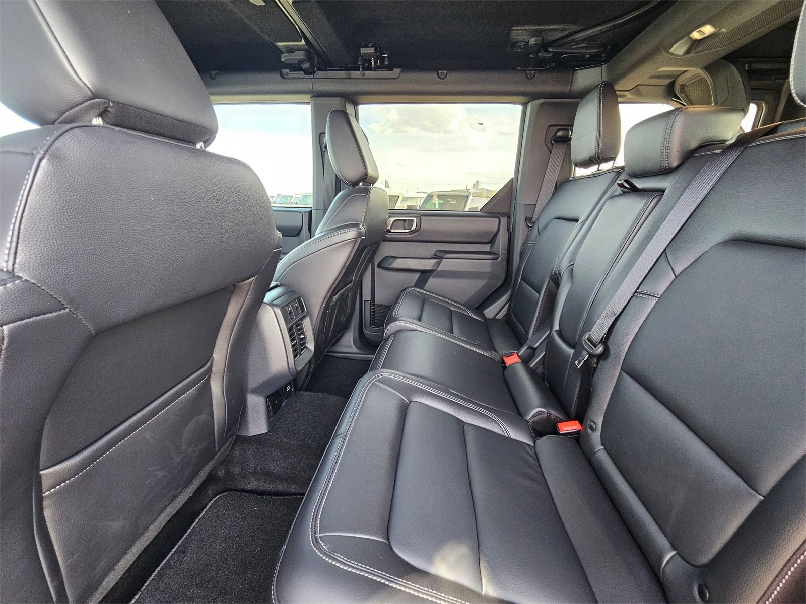 New 2025 Ford Bronco Outer Banks w/ Sasquatch Package image 24