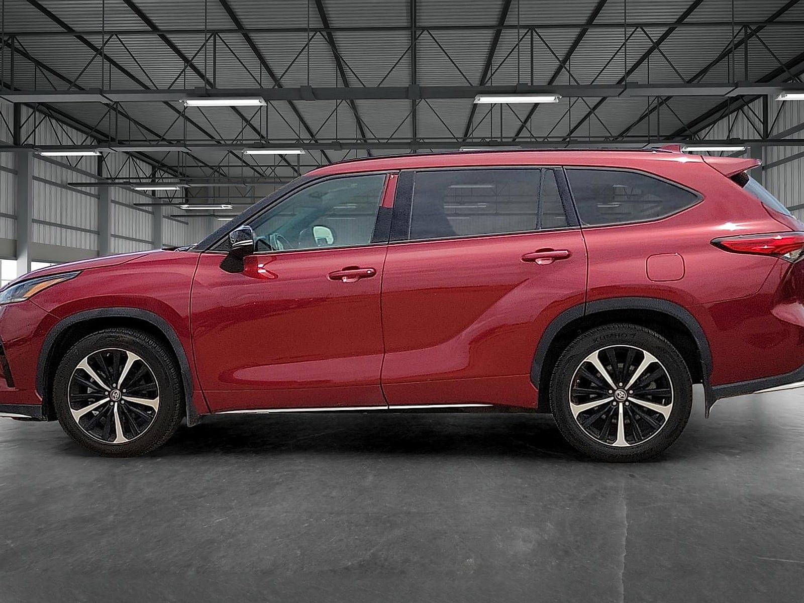 Used 2022 Toyota Highlander XSE FWD image 2