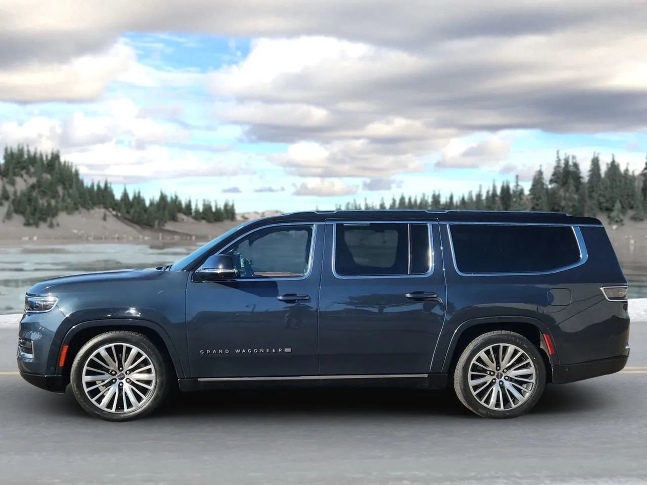 Used 2024 Jeep Grand Wagoneer L Series III image 3