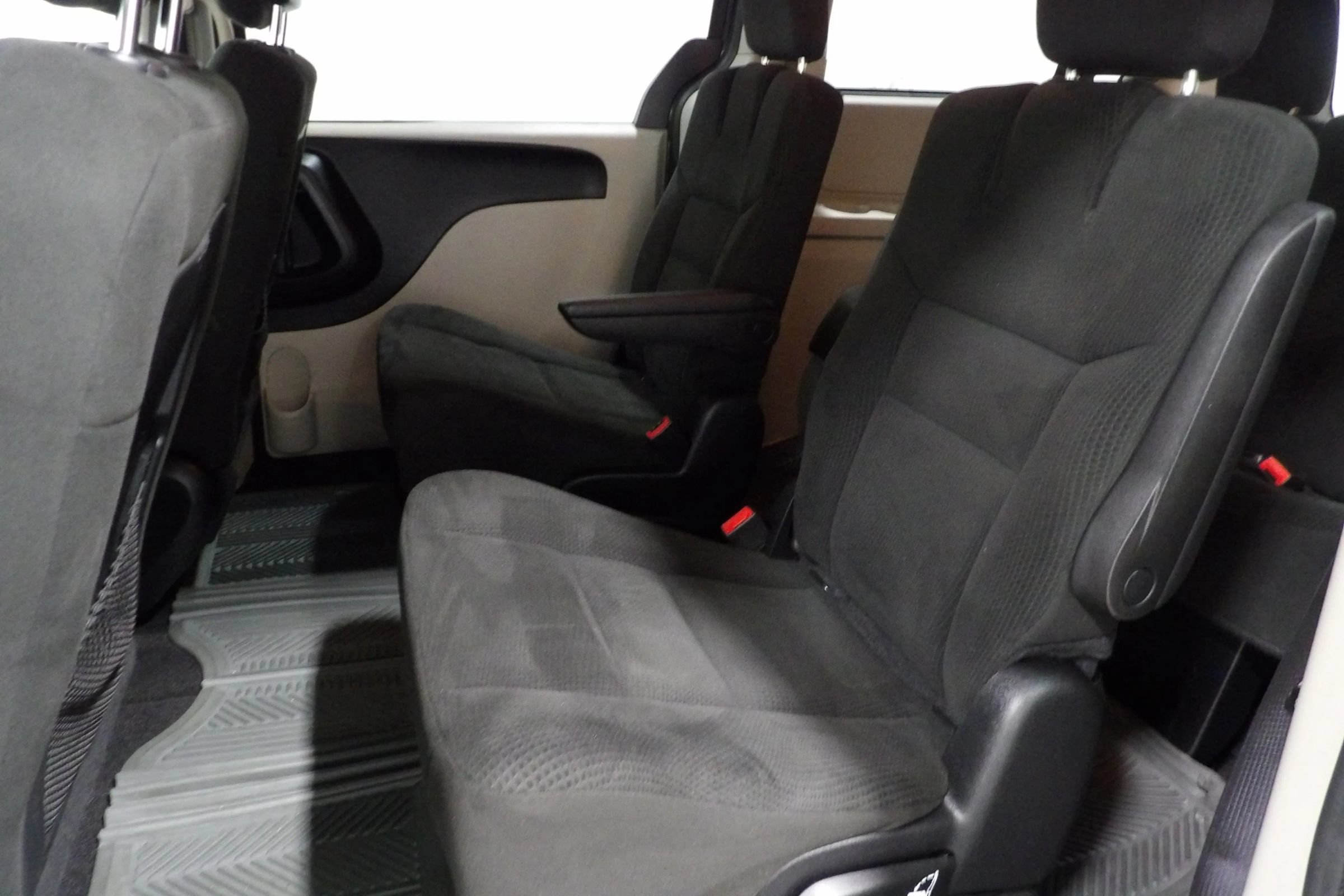 Used 2015 Dodge Grand Caravan American Value Package w/ UConnect Hands-Free Group FWD image 10