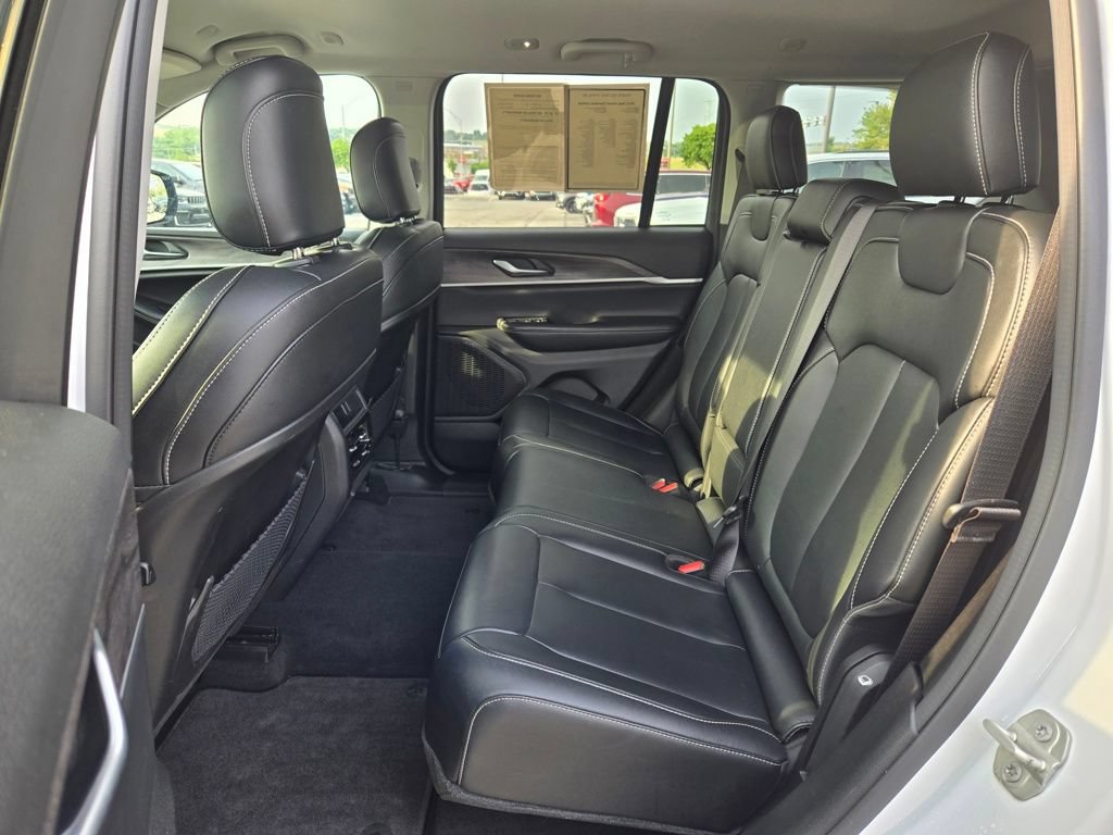 Used 2023 Jeep Grand Cherokee Limited AWD/4WD image 27