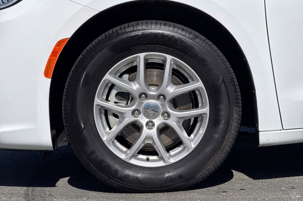 Used 2024 Chrysler Pacifica Touring-L image 15
