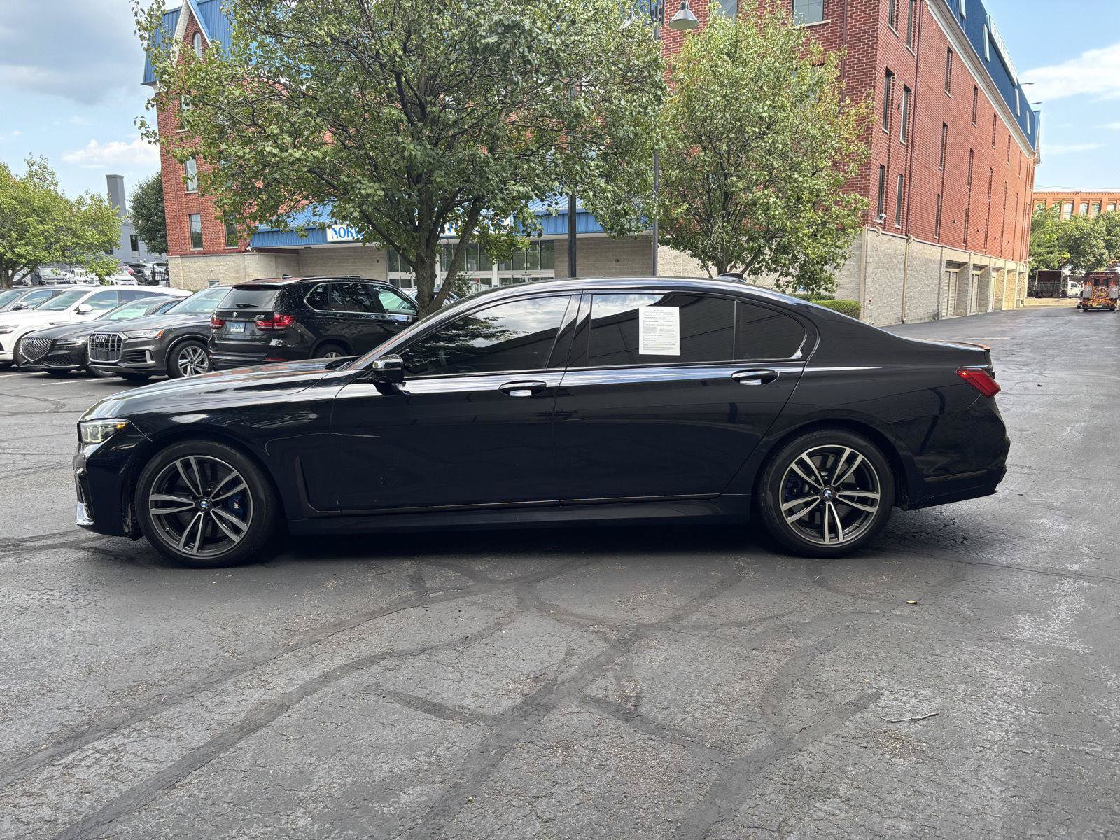 Used 2022 BMW 750i xDrive w/ Executive Package AWD/4WD image 3