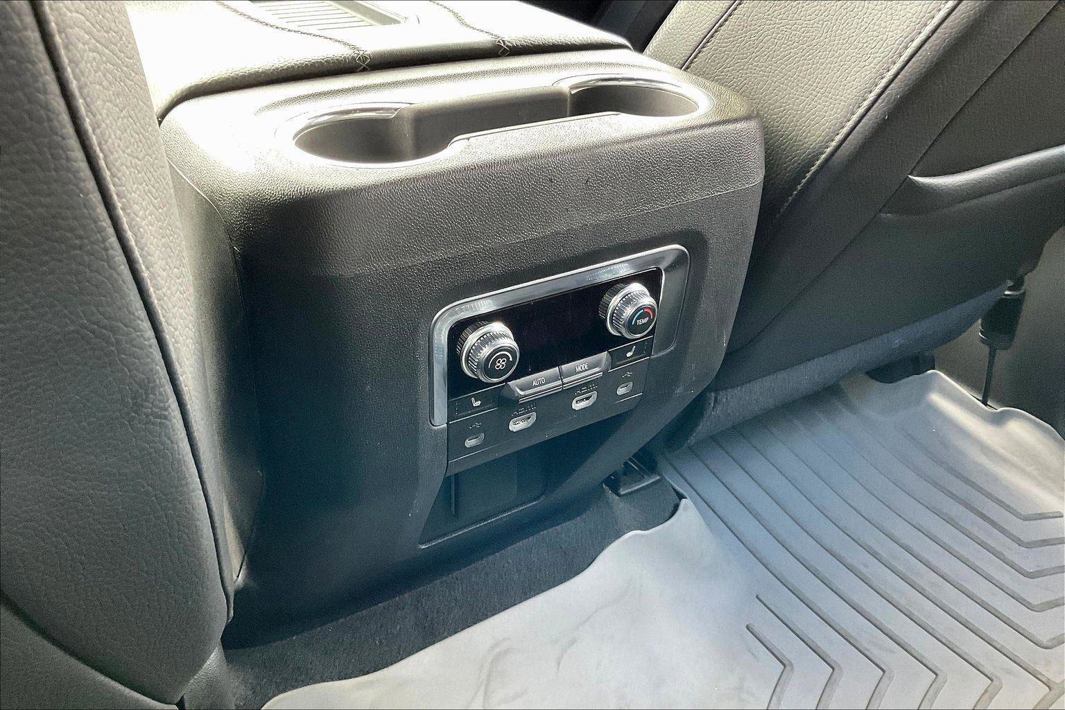 Used 2021 GMC Yukon Denali w/ Advanced Technology Package image 32