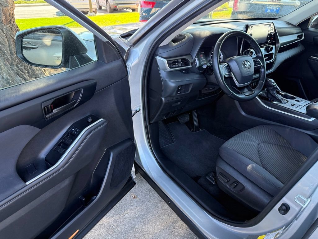 Used 2022 Toyota Highlander LE AWD/4WD image 10