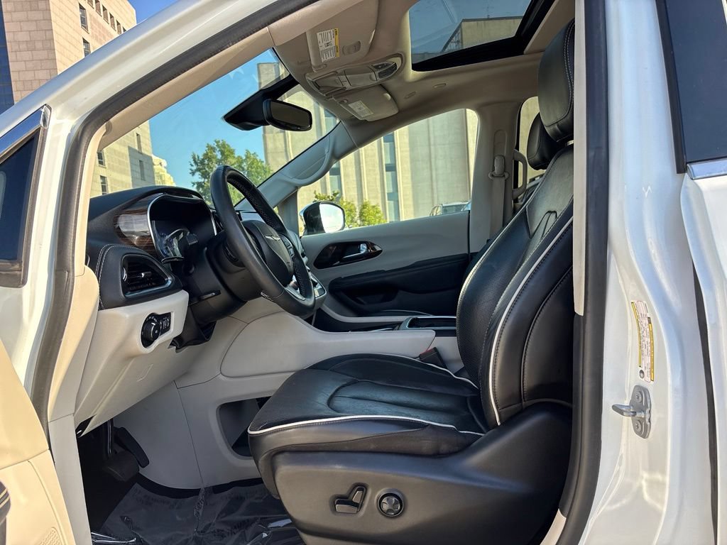 Used 2023 Chrysler Pacifica Limited FWD image 7