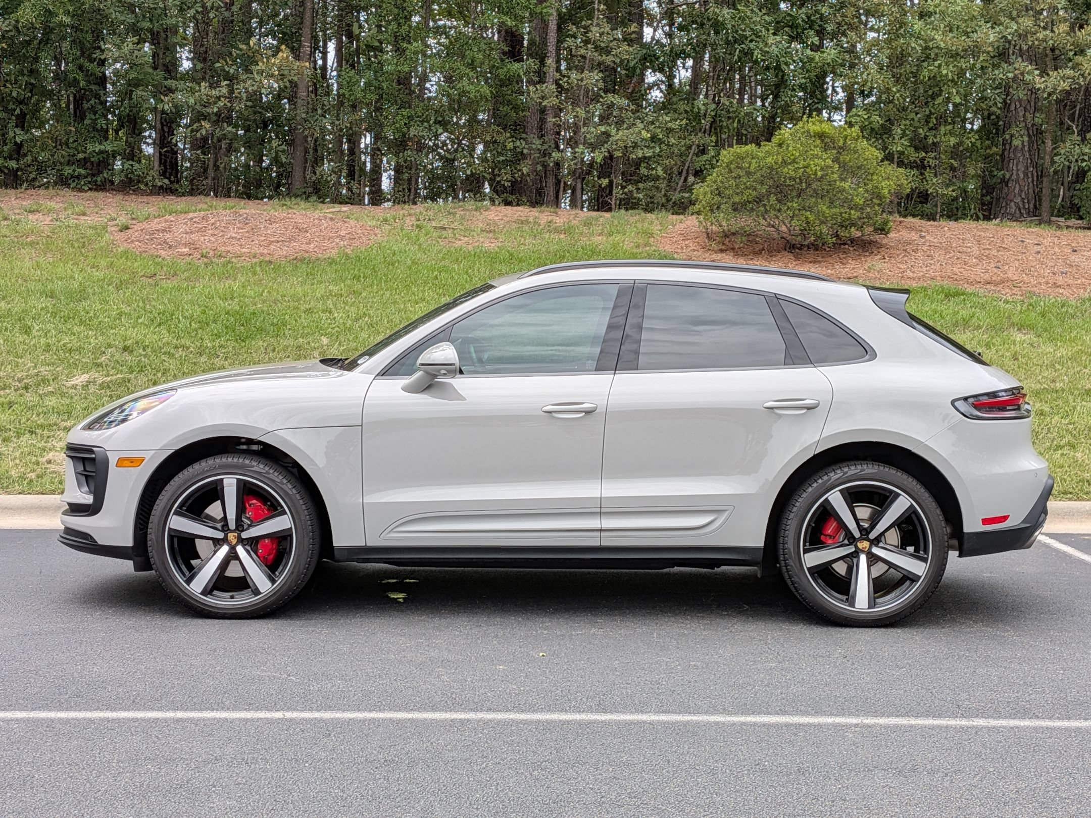 Certified 2025 Porsche Macan S AWD/4WD image 2